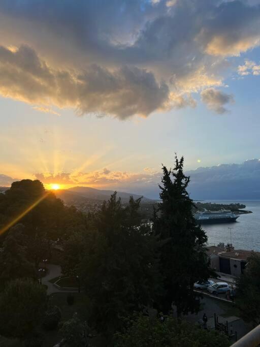 Seaview Penthouse On The Square Apartment Aigio Bagian luar foto